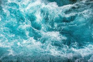 naturlig textur kristall blå vatten fors hav med luft bubblor strömmande rörelse foto