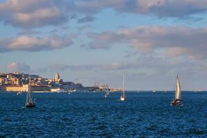 se av lissabon se över tagus flod med yachter och båtar på solnedgång. Lissabon, portugal foto