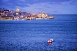 se av lissabon se över tagus flod med yachter och båtar på solnedgång. Lissabon, portugal foto