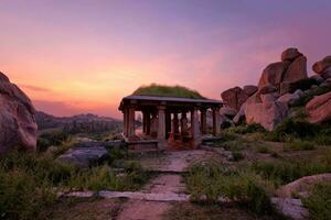 gammal ruiner av hampi på solnedgång. Indien foto