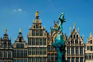 antwerpen stora markt gammal hus och monumental fontän skulptur, Belgien. Flandern foto