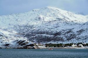 fiske fartyg i fjord i Norge foto