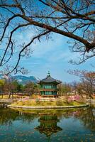 hyangwonjeong paviljong, Gyeongbokgung palats, seoul, söder korea foto