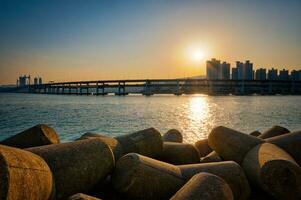 gwangan bro på solnedgång. busan, söder korea foto