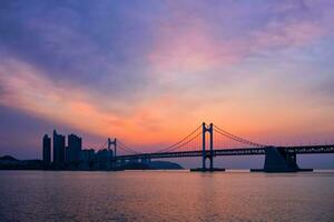 gwangan bro på soluppgång. busan, söder korea foto