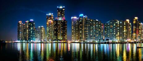 busan marina stad skyskrapor upplyst i natt foto