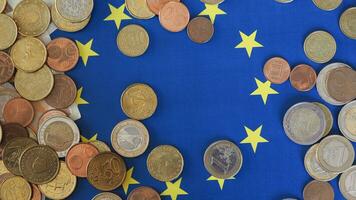 euro mynt över flagga bakgrund foto