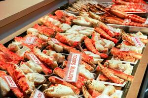 osaka stad, jp, 2019 - många rostad kung krabba ben och klor med namn och märka pris, försäljning i kuromon marknadsföra. dess mycket populär för turister eftersom dess mycket utsökt. foto