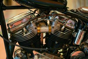 närbild och beskära gammal motor av chopper motorcykel foto
