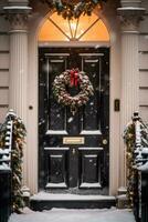 jul Semester, Land stuga och snöar vinter, krans dekoration på en dörr, glad jul och Lycklig högtider lyckönskningar, generativ ai foto