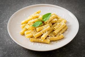 pesto rigatoni pasta med parmesanost