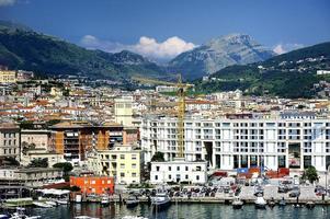 lägenheter och hamnen i Salerno foto