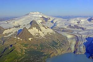 flygfoto över en avlägsen vulkan och glaciär i alaska foto