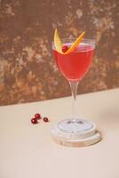 rosa alkoholhaltig cocktail i ångad glasse på trä- podium eller piedestal foto
