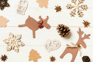 topp se av jul leksaker på trä- bakgrund. ny år prydnad. Semester begrepp foto