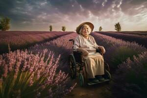 gammal kvinna i lavendel- fält. generera ai foto