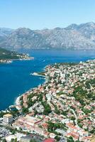 skön landskap utsikt de bukt av kotor och de gammal stad av kotor. selektiv fokus. foto