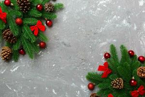 jul bakgrund med gran grenar och jul dekor. topp se, kopia Plats för text foto