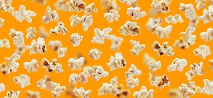 popcorn sömlös mönster. popcorn på gul Färg bakgrund foto