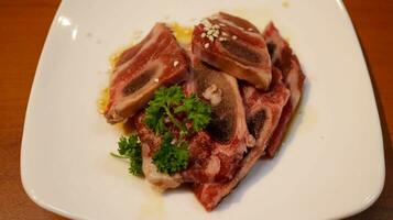 skiva av färsk ribeye nötkött eller fläsk kött närvarande i en vit tallrik för grill, grilla, och varm pott. japansk wagyu nötkött skiva. foto