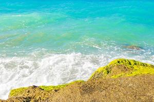 turkosblått vatten och stenar kremasti beach rhodos grekland. foto