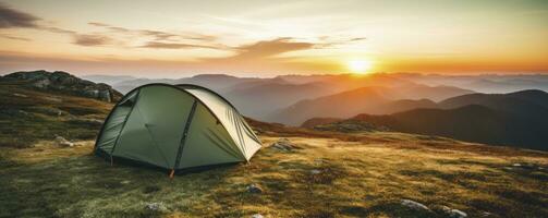 tält på berg landskap på solnedgång, generativ ai foto