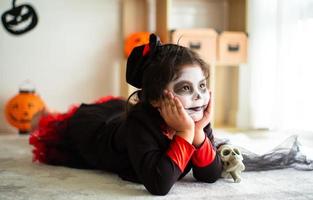 porträtt asiatisk liten flicka i halloween kostym leende till kameran foto