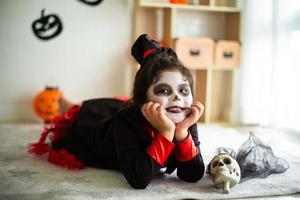 porträtt asiatisk liten flicka i halloween kostym leende till kameran foto