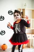 porträtt asiatisk liten flicka i halloweenkostym som agerar läskigt halloween