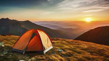 tält på berg landskap på solnedgång, generativ ai foto