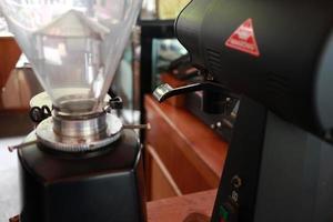 professionell kaffemaskin gör espresso.