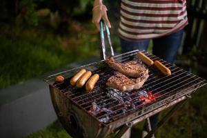 grillning av kött. utomhus trädgård grill foto