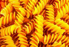 en stänga upp av en knippa av gul pasta foto