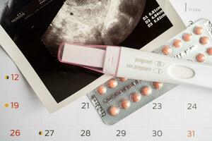 graviditet testa och födelse kontrollera piller med ultraljud skanna av bebis livmoder, preventivmedel hälsa och medicin. foto