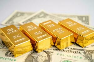 guld bar på oss dollar sedlar pengar och Graf, ekonomi finansiera utbyta handel investering begrepp. foto