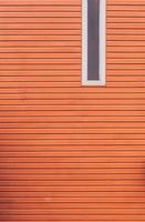 orange vägg med fönster foto