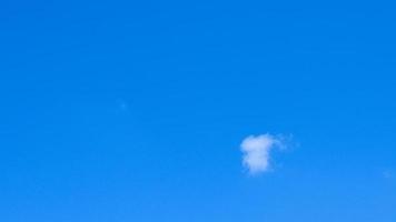 blå himmel och vita moln. moln mot blå himmel bakgrund. foto