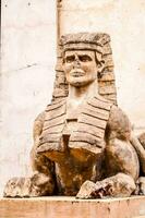 en staty av ett egyptisk sfinx foto