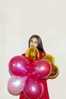 ung och skön flicka innehar luft ballonger. valentines dag, födelsedag, kvinnor dag, årsdag, Semester firande begrepp foto
