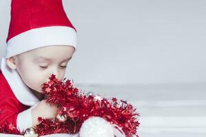 liten tomten. 6-9 månader gammal bebis pojke i santa claus kostym. glad jul foto