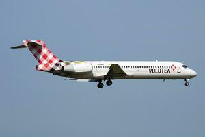 volotea boeing 717 ec-mfj passagerare plan ankomst och landning på wien flygplats foto