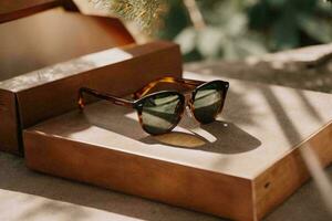 modern eleganta och modern solglasögon lögn på de trä- tabell, ai generativ foto