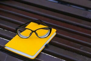 glasögon på anteckningsblock, studie begrepp, tid förvaltning. foto