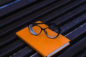 glasögon på anteckningsblock, studie begrepp, tid förvaltning foto
