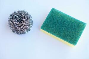 svamp skrubbers och rostfri stål ull skrubbers för tvättning rätter.koncept, kök redskap, rengöring Utrustning i dagligen liv. hushåll. foto