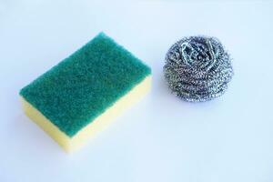svamp skrubbers och rostfri stål ull skrubbers för tvättning rätter.koncept, kök redskap, rengöring Utrustning i dagligen liv. hushåll. foto
