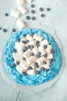 maräng med marshmallows och färsk blåbär foto