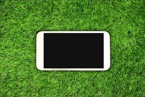 smartphone på gräs foto