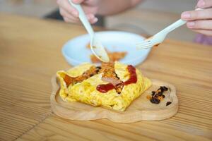 omelett insvept med fläsk och Wokad sås foto