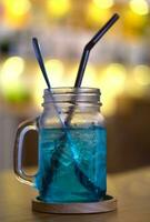 kall blå cocktail dryck, blå hawaii italiensk soda foto
